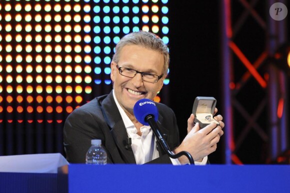 Laurent Ruquier anime On n'est pas couché chaque samedi soir sur France 2, en seconde partie de soirée.
