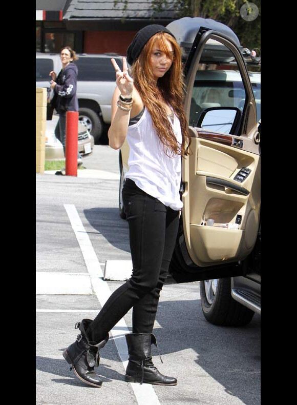 Miley Cyrus, près de Los Angeles, en avril 2010