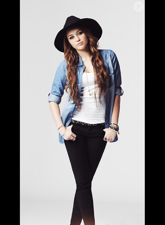 Miley Cyrus présente sa ligne de vêtements disponible dans les magasins Wal-Mart, outre-Altantique, à prix cassé.