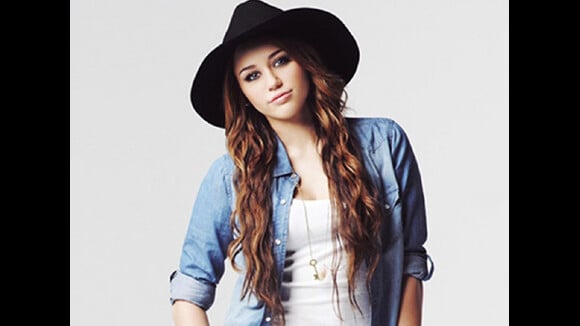 Miley Cyrus : Ultra-glamour pour présenter sa ligne de vêtements... Pas de doute, elle sait se vendre !