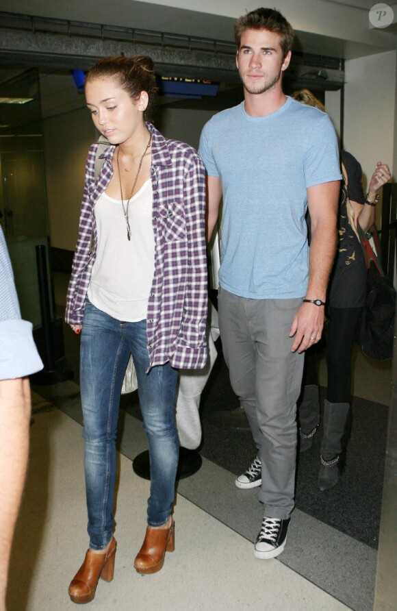 Miley Cyrus est son chéri, Liam Hemsworth, à l'aéroport LAX de Los Angeles, mardi 15 juin.