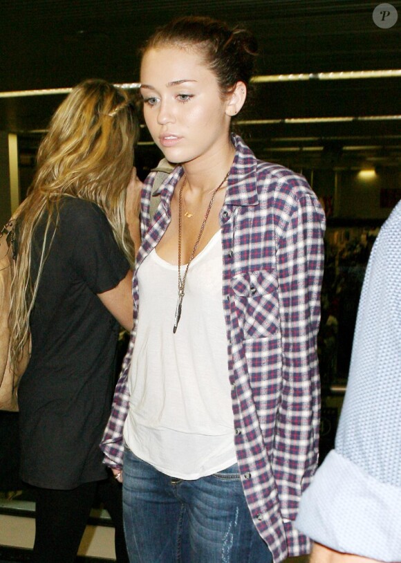 Miley Cyrus est son chéri, Liam Hemsworth, à l'aéroport LAX de Los Angeles, mardi 15 juin.