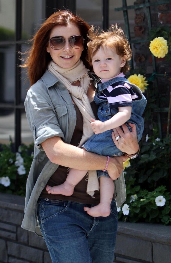 Mardi 15 juin, Alyson Hannigan se promène dans les rues de Los Angeles avec sa petite Satyana, âgée de 15 mois.