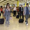 Penélope Cruz et Javier Bardem accompagné de sa mère Pilar Bardem arrivent à l'aéroport de Madrid le 24 mai 2010