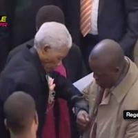 Nelson Mandela aux obsèques de son arrière petite-fille...