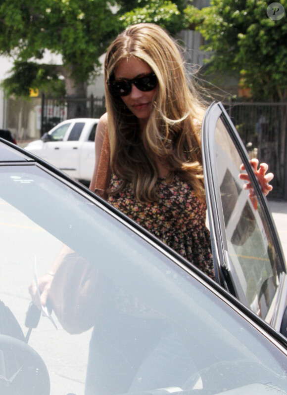 Rebecca Gayheart a pris une amende pour mauvais stationnement alors qu'elle faisait du shopping à West Hollywood le 17 juin 2010