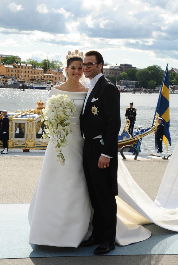 Samedi 19 juin 2010, la princesse héritière Victoria de Suède et le roturier Daniel Westling se sont mariés. Après une cérémonie émouvante en la cathédrale Storkyrkan, à Stockholm, leur cortège a traversé la ville jusqu'au palais royal.
