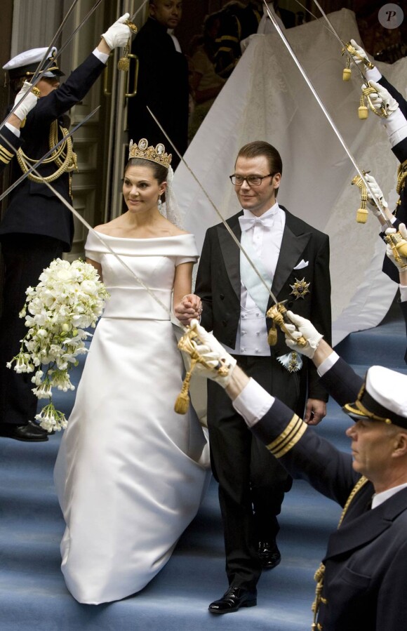 Samedi 19 juin 2010, la princesse héritière Victoria de Suède et le roturier Daniel Westling se sont mariés. Après une cérémonie émouvante en la cathédrale Storkyrkan, à Stockholm, leur cortège a traversé la ville jusqu'au palais royal.