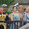Samedi 19 juin 2010, la princesse héritière Victoria de Suède et le roturier Daniel Westling se sont mariés. Après une cérémonie émouvante en la cathédrale Storkyrkan, à Stockholm, leur cortège a traversé la ville jusqu'au palais royal.