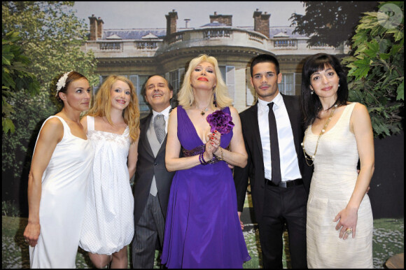 La troupe de la pièce Triomphe au Ministère (avec Amanda Lear) se produisait, samedi 19 juin, pour la 300e et dernière fois à Paris avant de partir en tournée à travers la France en octobre.