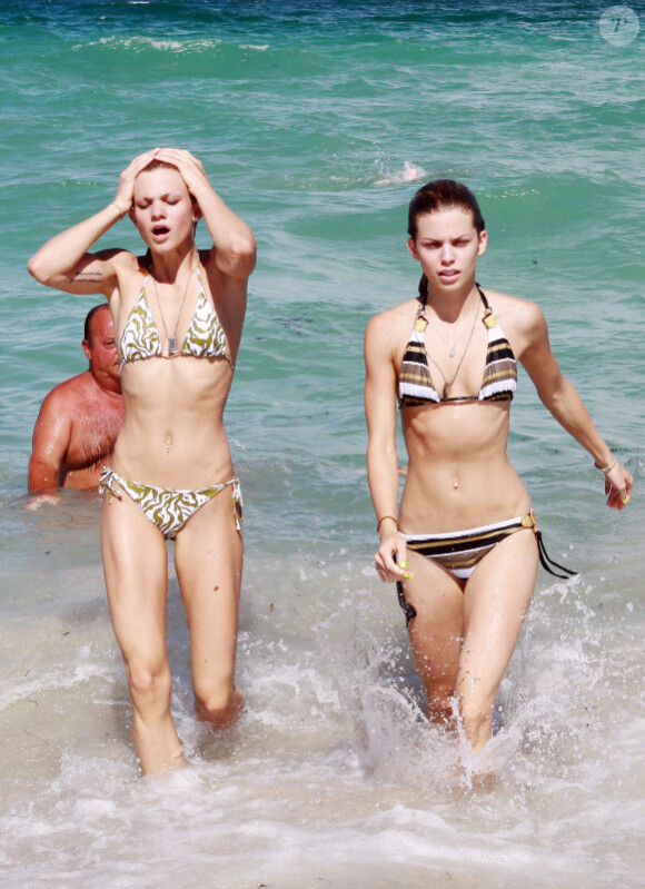 AnnaLynne McCord et sa soeur Angel à Miami. 20/06/2010