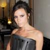 Victoria Beckham se rend au dîner organisé par la créatrice Diane Von Furstenberg à Claridges à Londres le 23 juin 2010