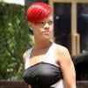 Rihanna, accompagnée de son bodyguard, fait du shopping chez Saks 5th Avenue à Los Angeles le 22 juin 2010