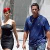 Rihanna, accompagnée de son bodyguard, fait du shopping chez Saks 5th Avenue à Los Angeles le 22 juin 2010