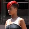 Rihanna, accompagnée de son bodyguard, fait du shopping chez Saks 5th Avenue à Los Angeles le 22 juin 2010