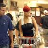 Rihanna, accompagnée de son bodyguard, fait ses courses à Los Angeles le 22 juin 2010