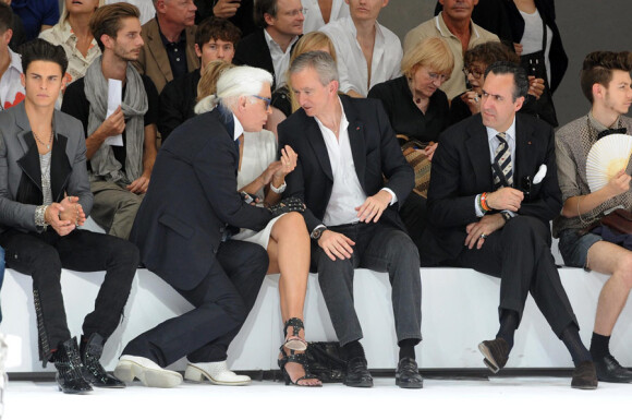 Baptiste Giabiconi, Karl Lagerfeld et Bernard Arnault lors du défilé Dior à Paris le 26 juin 2010 pour le prêt-à-porter 2010-2011