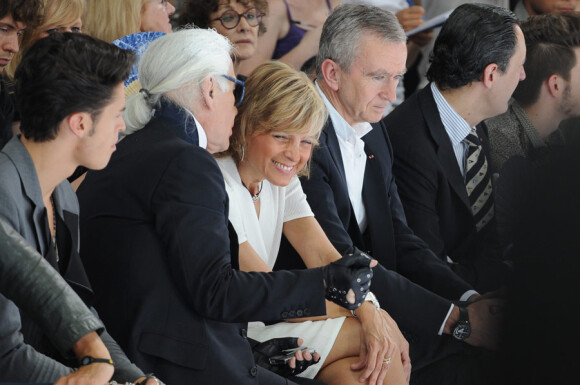 Karl Lagerfeld, Helène et Bernard Arnault lors du défilé Dior à Paris le 26 juin 2010 pour le prêt-à-porter 2010-2011