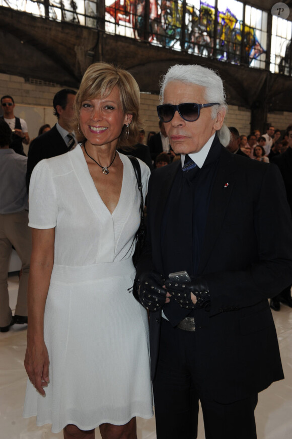 Hélène Arnault et Karl Lagerfeld lors du défilé Dior à Paris le 26 juin 2010 pour le prêt-à-porter 2010-2011