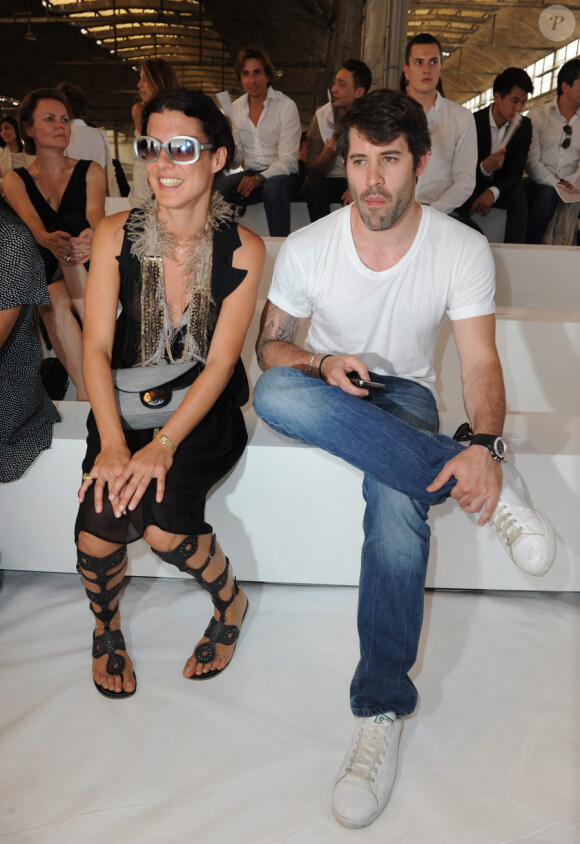 Camille Miceli et Jalil Lespert lors du défilé Dior à Paris le 26 juin 2010 pour le prêt-à-porter 2010-2011