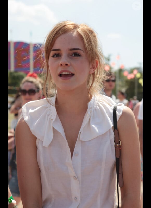 Emma Watson lors du Festival de Glastonbury en Angleterre le 26 juin 2010