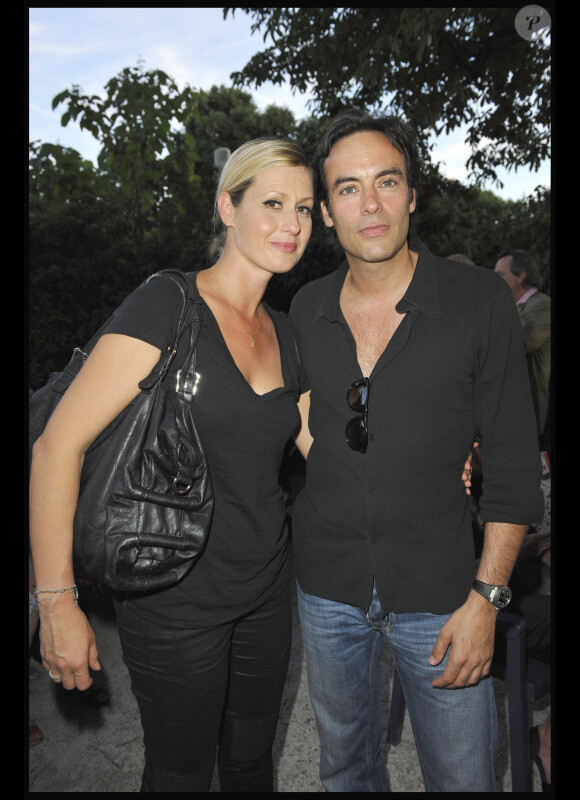 Luana Belmondo et Anthony Delon au vernissage conceptuel Les Maux Coeur. 29/06/2010