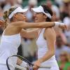 Anna Kournikova et Martina Hingis lors du match amical double féminin  à Wimbledon le 29 juin 2010