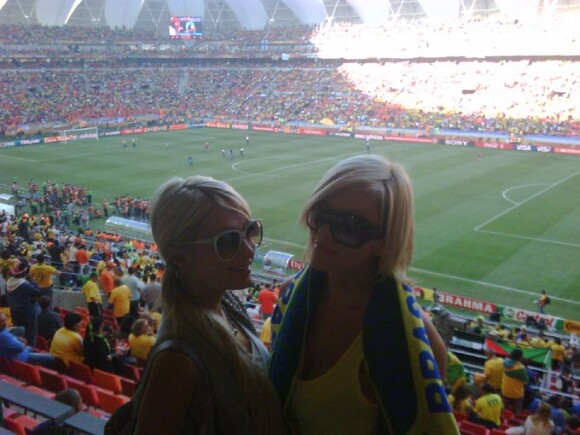 Paris Hilton pose avant le match Brésil/Pays-Bas au stade Nelson Mandela Bay