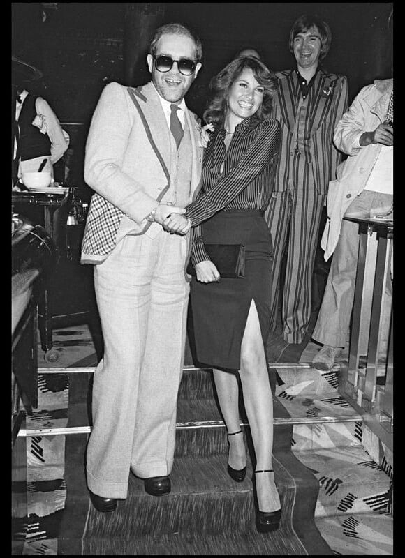 Raquel Welch et Elton John en 1976 à Paris