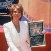 Raquel Welch reçoit son étoile sur le Walk of Fame en 1996