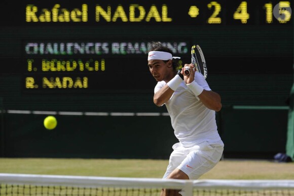 Rafael Nadal s'impose en finale de Wimbledon, face à Thomas Berdych, à Londres, le 4 juillet 2010.