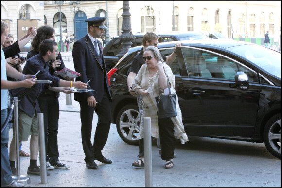 Kathy Bates arrive à l'hôtel Bristol à Paris le 6 juillet 2010