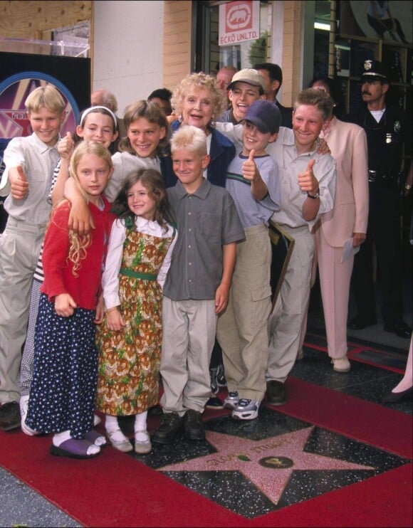 Gloria Stuart et ses petits et arrière-petits enfants en 2000