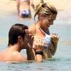 La star de la Fiorentina Alberto Gilardino, en juillet 2010, digère l'échec de l'Italie en Coupe du monde sur les plages de Sardaigne, avec sa femme Alice et leur fille Ginevra...
