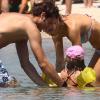 La star de la Fiorentina Alberto Gilardino, en juillet 2010, digère l'échec de l'Italie en Coupe du monde sur les plages de Sardaigne, avec sa femme Alice et leur fille Ginevra...