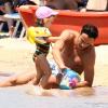 La star de la Fiorentina Alberto Gilardino, en juillet 2010, digère l'échec de l'Italie en Coupe du monde sur les plages de Sardaigne, avec sa femme Alice et leur fille Ginevra...