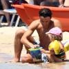 La star de la Fiorentina Alberto Gilardino, en juillet 2010, digère l'échec de l'Italie en Coupe du monde sur les plages de Sardaigne, avec sa femme Alice et leur fille Ginevra...