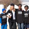 Shakira avec trois jeunes africaines à Johannesburg dans le cadre de la campagne 1BUT, l'éducation pour tous, le 8 juillet 2010