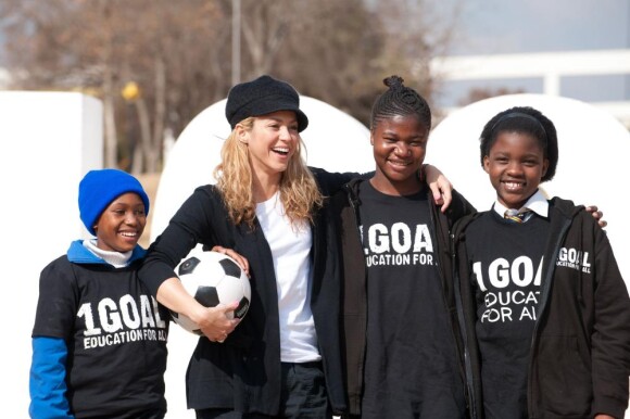 Shakira avec trois jeunes africaines à Johannesburg dans le cadre de la campagne 1BUT, l'éducation pour tous, le 8 juillet 2010