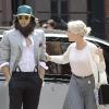 Pour les besoins du tournage du film Arthur, Russell Brand enfile un postiche (une fausse barbe !) après s'être rasé ! Il est accompagné de l'actrice Helen Mirren, lundi 12 juillet à New York.