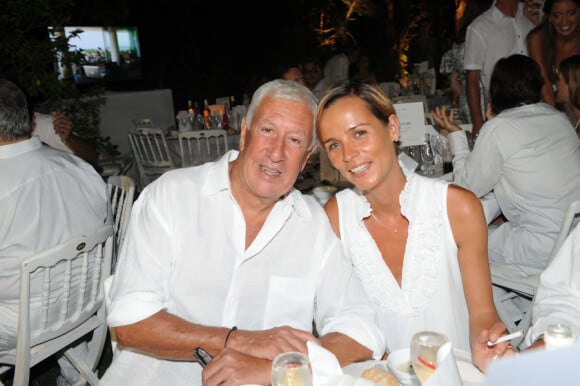 Stéphane Collaro et sa bien-aimée lors de la soirée blanche aux Moulins de Ramatuelle le 4 juillet 2010