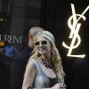 Paris Hilton faisant du shopping chez Yves Saint Laurent à Paris le 13 juilllet 2010