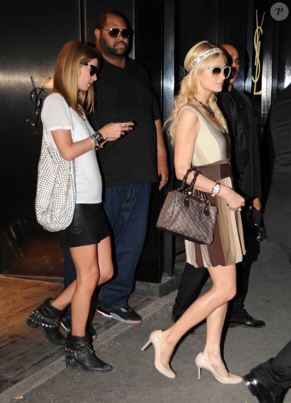 Nicky et Paris Hilton faisant du shopping chez Yves Saint Laurent à Paris le 13 juilllet 2010