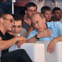 Jean-Claude Van Damme : En pleine compétition d'un sport très violent avec...Vladimir Poutine !