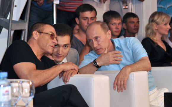 Jean-Claude Van Damme et Vladimir Poutine assistent au championnat d'arts martiaux à Sochi dans le sud de la Russie