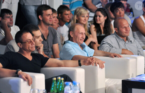 Jean-Claude Van Damme et Vladimir Poutine assistent au championnat d'arts martiaux à Sochi dans le sud de la Russie