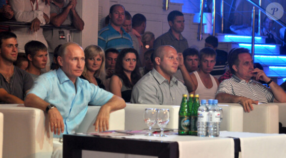 Jean-Claude Van Damme et Vladimir Poutine assistent au championnat d'arts martiaux à Sochi dans le sud de la Russie