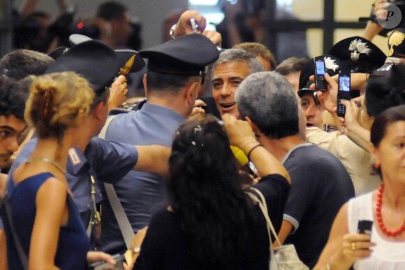 George Clooney à Milan le 16 juillet 2010 afin d'assister à une audience concernant son usurpation d'identité.