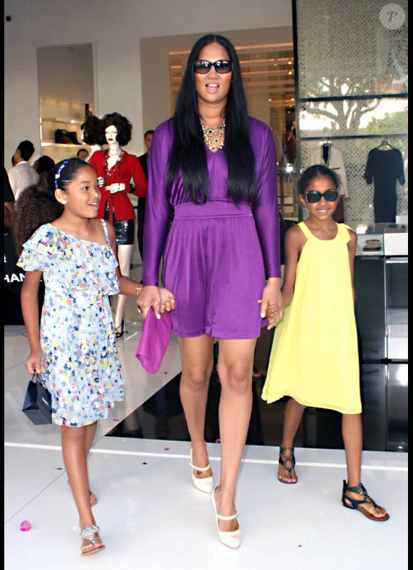 Kimora Lee Simmons et ses filles Ming Lee et Aoki Lee faisant du shopping chez Chanel à West Hollywood, le 16 juillet 2010