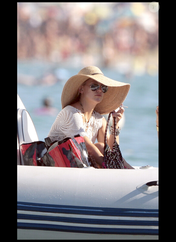 Kate Hudson en vacances à Saint-Tropez à la plage de la Voile Rouge le 18 juillet 2010